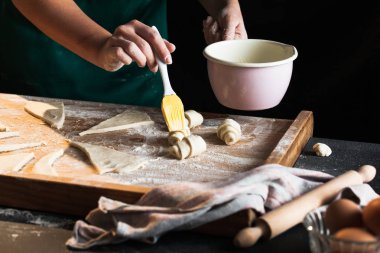 Eller bir şef baker kadının hamur yoğurma