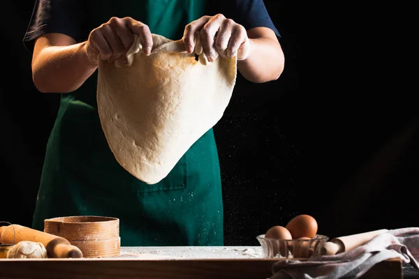 Manos Una Cocinera Amasando Masa —  Fotos de Stock