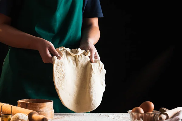 Dagasztása Tészta Chef Baker Kezében — Stock Fotó