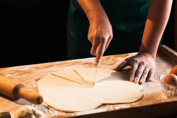 Eller bir şef baker kadının hamur yoğurma