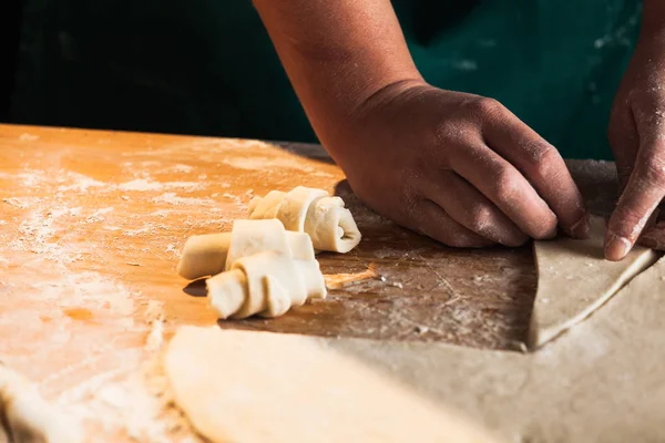 Eller bir şef baker kadının hamur yoğurma