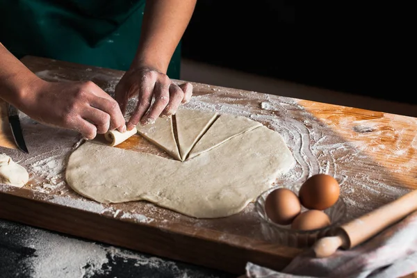 Eller bir şef baker kadının hamur yoğurma