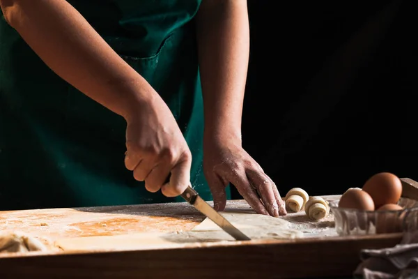 Mains Une Femme Boulangère Chef Pétrissant Pâte — Photo