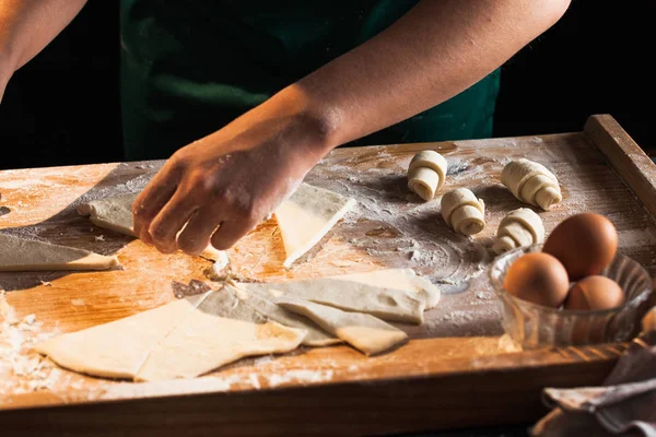 Eller bir şef baker kadının hamur yoğurma