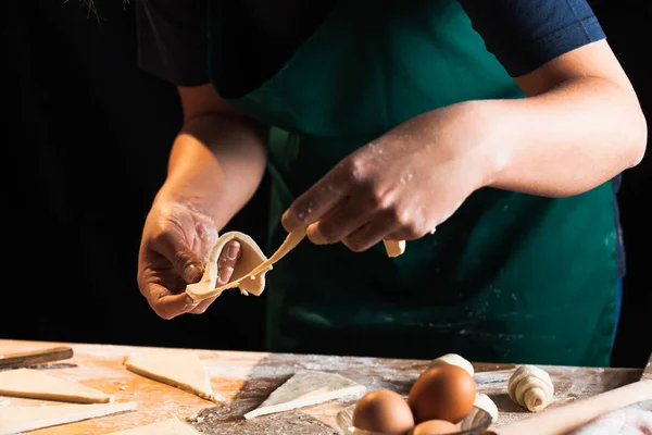 Eller bir şef baker kadının hamur yoğurma
