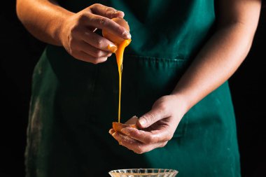 Eller bir şef baker kadının hamur yoğurma