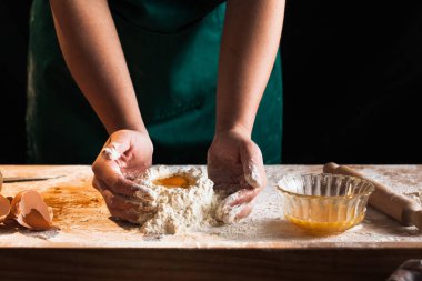 Eller bir şef baker kadının hamur yoğurma