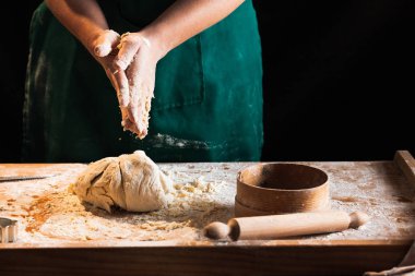 Eller bir şef baker kadının hamur yoğurma