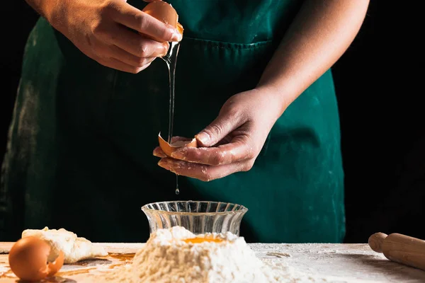 Eller bir şef baker kadının hamur yoğurma