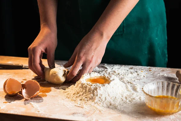 Mains Une Femme Boulangère Chef Pétrissant Pâte — Photo