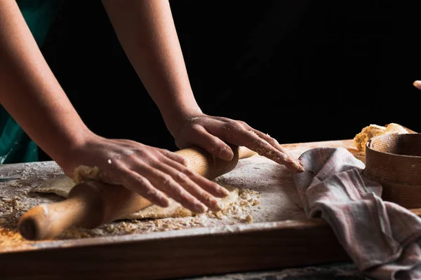 Eller bir şef baker kadının hamur yoğurma