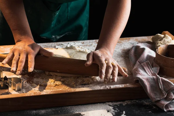 Eller bir şef baker kadının hamur yoğurma