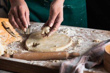 Eller bir şef baker kadının hamur yoğurma