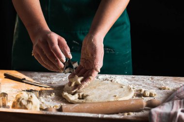 Eller bir şef baker kadının hamur yoğurma