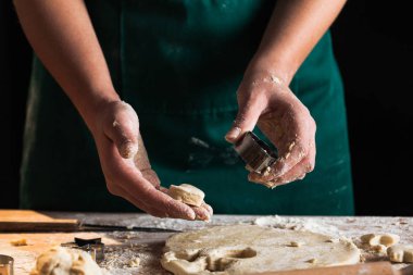 Eller bir şef baker kadının hamur yoğurma