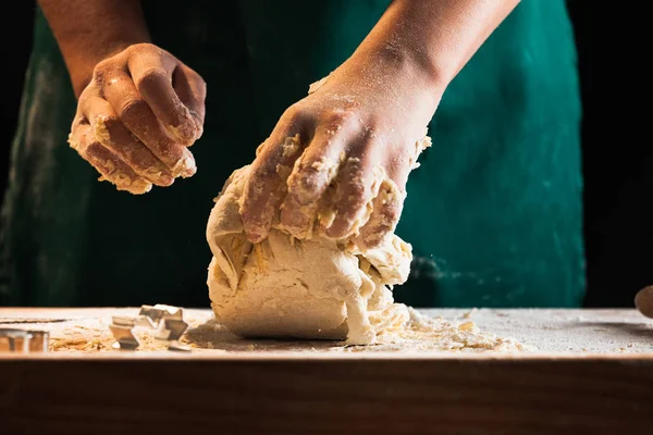 Manos Una Cocinera Amasando Masa —  Fotos de Stock