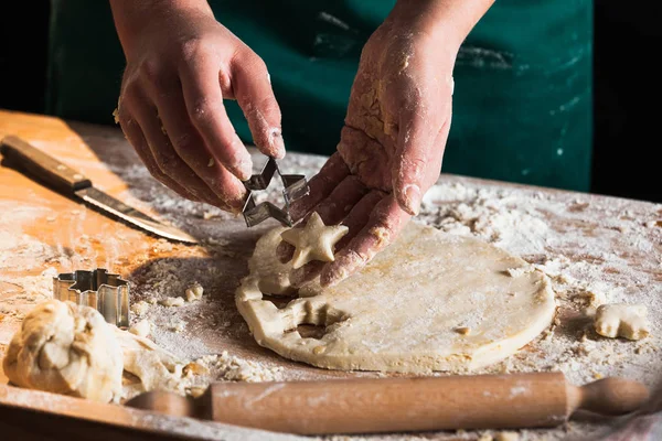 Eller bir şef baker kadının hamur yoğurma