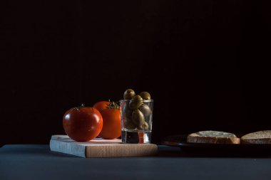 Domates ve zeytin bir plaka üzerinde