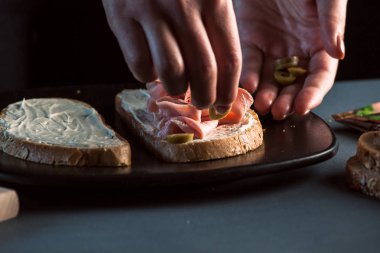 Sandviç mortadela ve domates ve zeytin ile