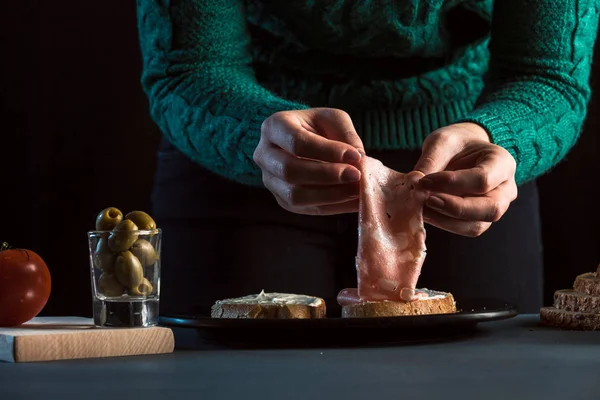 Sandwich Dengan Mortadela Dan Tomat Dan Zaitun — Stok Foto