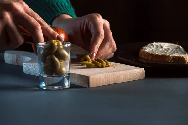 Sandviç mortadela ve domates ve zeytin ile