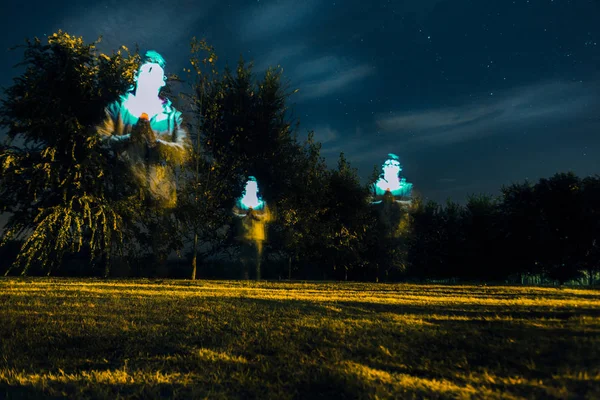 Ağaç üzerinde bir kişi gece uzun pozlama yerleştirir