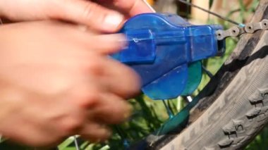 Zincir temizliğinden sonra kirli su