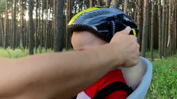 Mãe Prende Capacete Bicicleta Seu Bebê Menino — Vídeo de Stock