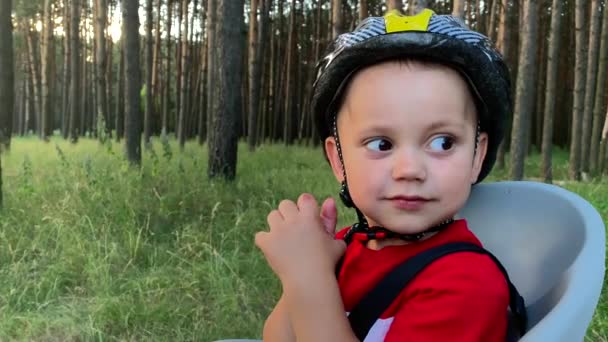 Cute Baby Boy Kasku Siedzi Fotelu Dziecka Rower Jest Zadowolony — Wideo stockowe