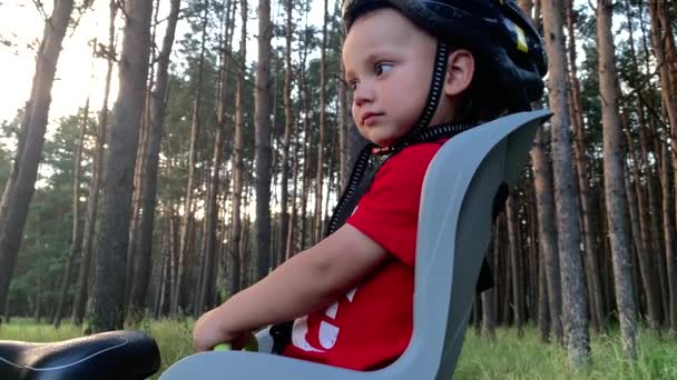 Bambino Carino Con Casco Seduto Seggiolino Bambini Bicicletta Lui Felice — Video Stock