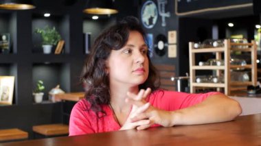 Kızın kahvesi var.