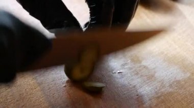 Kesme tahtasında turşu (salatalık) kesme