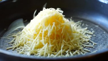 Tava üzerine rendelenmiş peynir koyarak. Krem/Süt Ekle