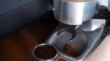 Kafede kahve yapma süreci.