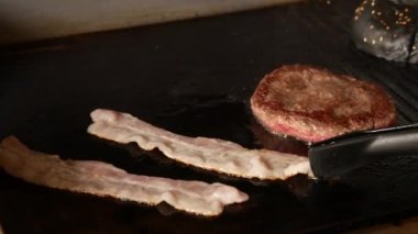 Izgarada domuz pastırmalı köfte.