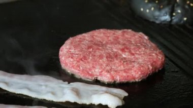 Izgarada domuz pastırmalı köfte.