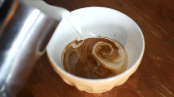 Añadir Leche Cocida Una Taza Café — Vídeos de Stock