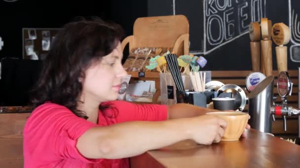 Κορίτσι Πίνοντας Τον Καφέ Στην Καφετέρια — Αρχείο Βίντεο