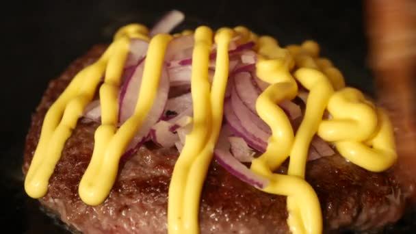 Making burger with a meat patty and vegetables, cheese — Stock Footage Making Burger Meat Patty Vegetables Cheese Stock Video