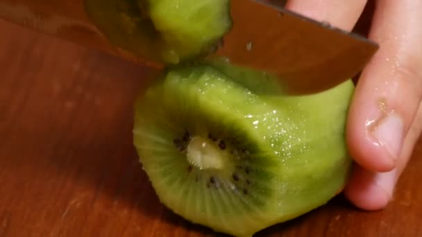 Flicka Skär Kiwi — Stockvideo