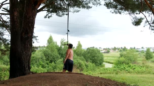 Homme Saut Élastique Dans Forêt — Video