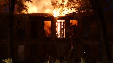 İtfaiyeciler yangını durdurdu