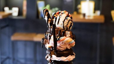 Çikolata, dondurma, kurabiye ve kokteylden yapılmış tatlı bir tatlı.