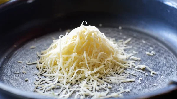 Peynir kızartma tavasında