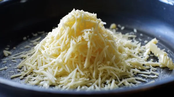 Peynir kızartma tavasında