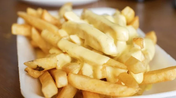 Peynir soslu patates kızartması