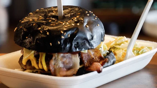 Etli köfte ve sebzeli hamburger yapıyorum. 