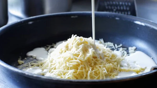 Kızartma tavasında peynir ve süt.