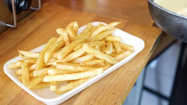 Peynir soslu patates kızartması