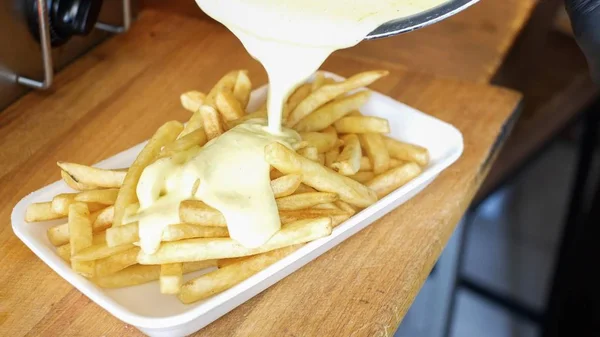 Peynir sosu ile en iyi patates kızartması